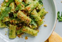 Vibrant Arugula Pesto Pasta with Golden Garlic Crumble