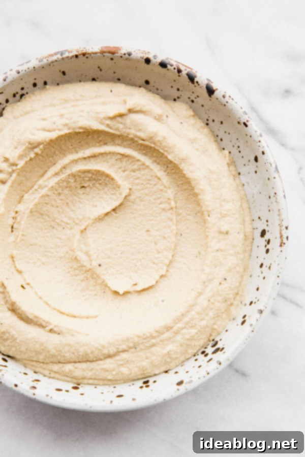 Mükemmel Hummus Tarifi ve Benim Özel Dokunuşum 4 Close-up of creamy homemade hummus, perfect for dipping vegetables or bread.
