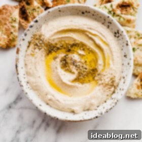 Mükemmel Hummus Tarifi ve Benim Özel Dokunuşum 7 Creamy Homemade Hummus in a serving bowl, ready to enjoy.