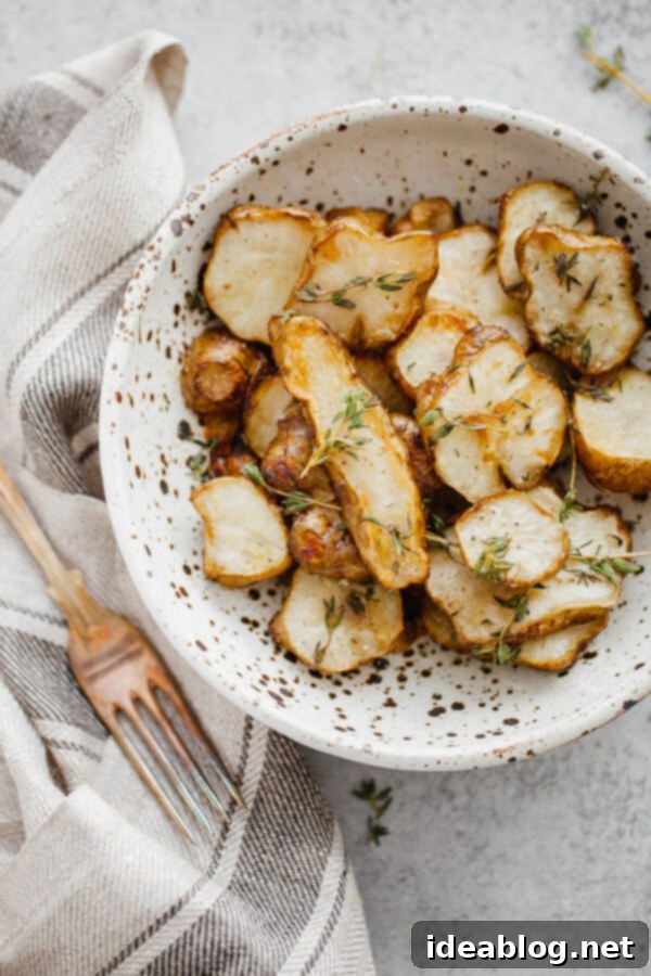 Easy Roasted Sunchokes - aka. Jerusalem artichokes - with fresh thyme, a healthy side dish for fall and winter. #sunchokes #Jerusalemartichoke #thyme #vegetable #roasted #abeautifulplate Roasted Sunchokes with fresh thyme in a rustic bowl, ready to serve
